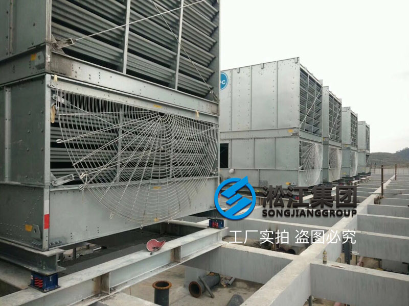 樓頂水冷風(fēng)機(jī)彈簧減震器安裝現(xiàn)場(chǎng)“這樣做就沒有震動(dòng)了”