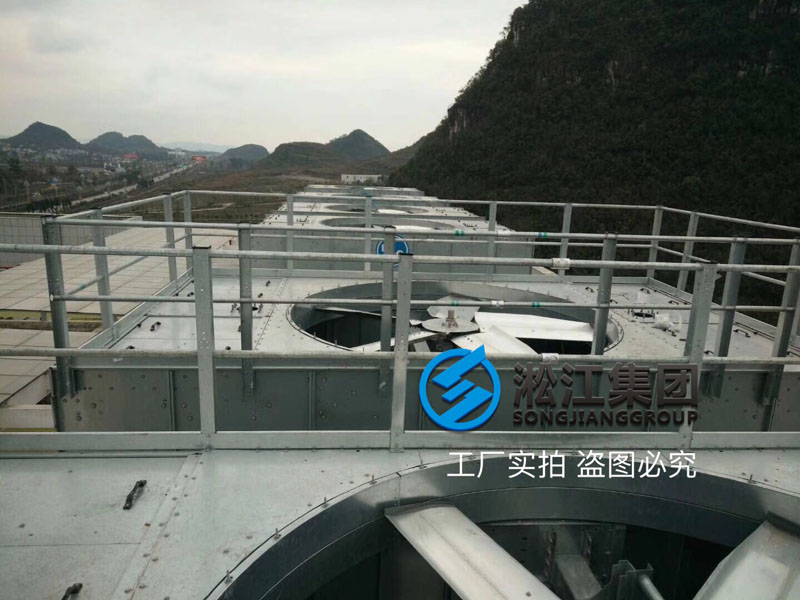樓頂水冷風(fēng)機(jī)彈簧減震器安裝現(xiàn)場(chǎng)“這樣做就沒有震動(dòng)了”